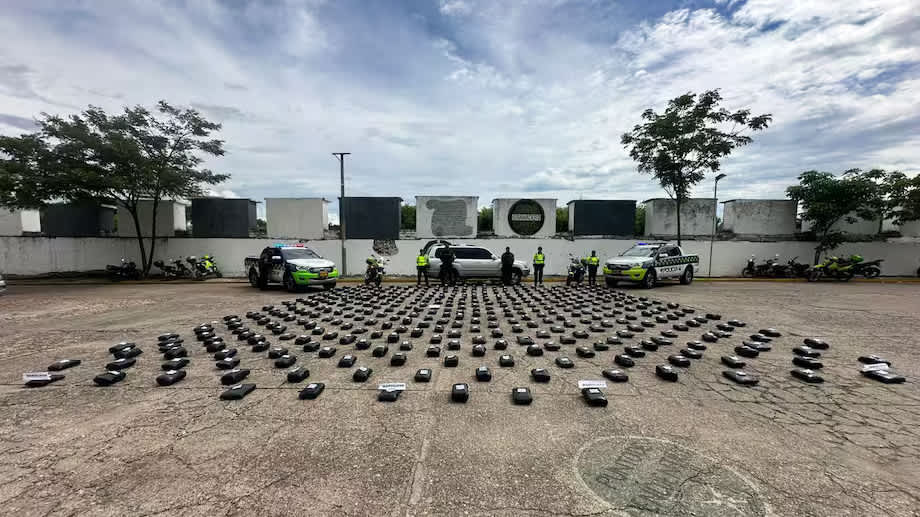Imagen de Incautan 412 kilos de marihuana en vía Bogotá-Girardot en vehículo blindado