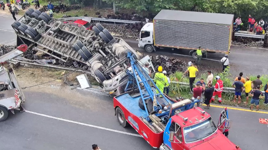 Imagen de Volcamiento de tractocamión en la vía Bogotá-Girardot genera cierre parcial en el túnel Sumapaz