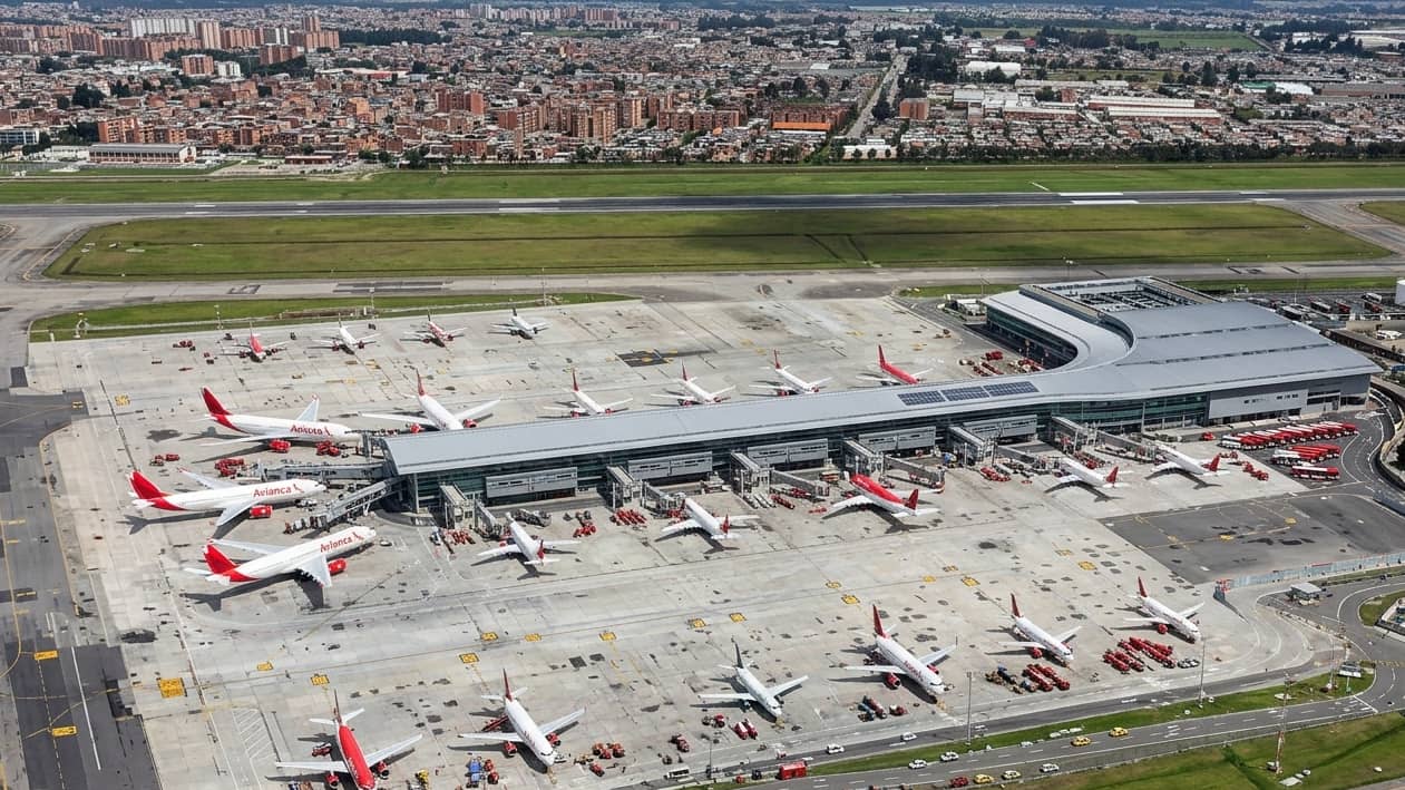 Imagen de Impuestos aéreos y combustible caro frenan viajes en Latinoamérica, alerta la IATA