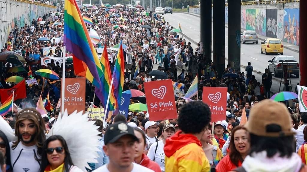 Imagen de Más de 1.300 personas salieron a las calles de Bogotá para marchas del orgullo LGBTIQ+
