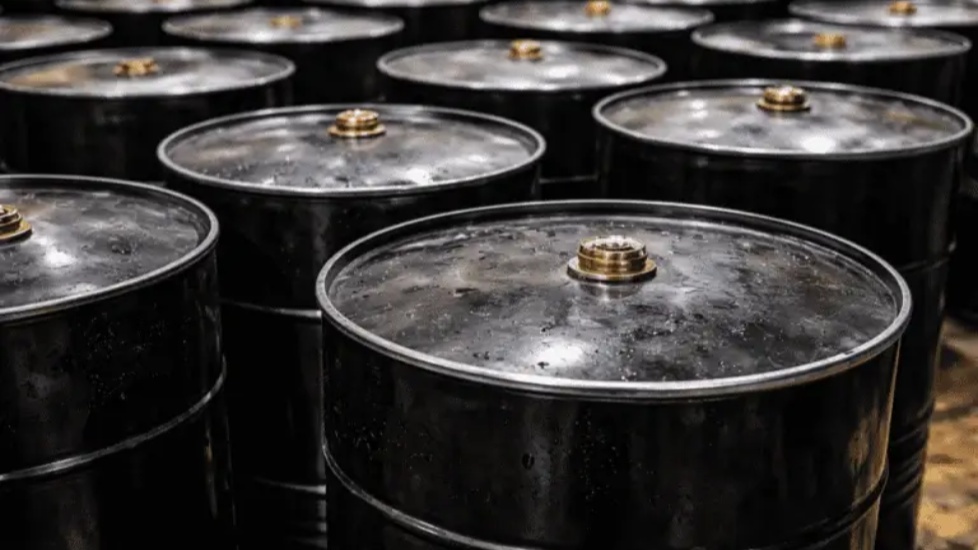 Imagen de El petróleo se aleja de los USD 100 y devuelve la calma a los mercados globales