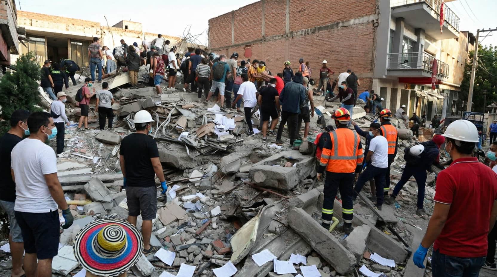 Imagen de Rescates sin descanso en Colombia: así buscan sobrevivientes entre los escombros tras el terremoto