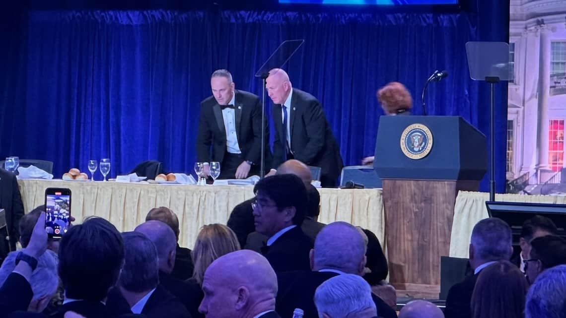 Imagen de Donald Trump evacuado por tiroteo en cena de la Casa Blanca: FBI confirma arresto de sospechoso